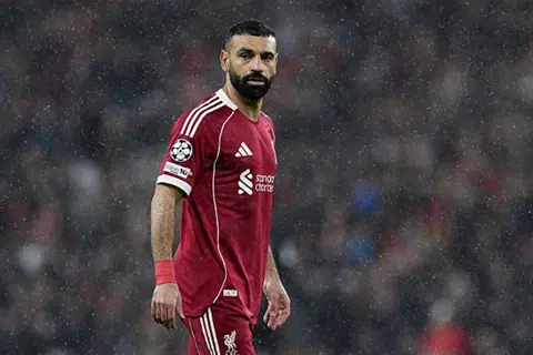كاراجر ينتقد سلوت بسبب جلوس محمد صلاح على مقاعد البدلاء في مباراة ليفربول وباريس سان جيرمان